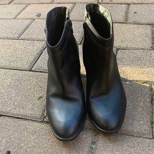 Black heels with zipper